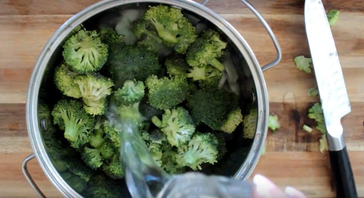 U tavu stavimo luk, krumpir, brokoli i napunimo ga vodom.