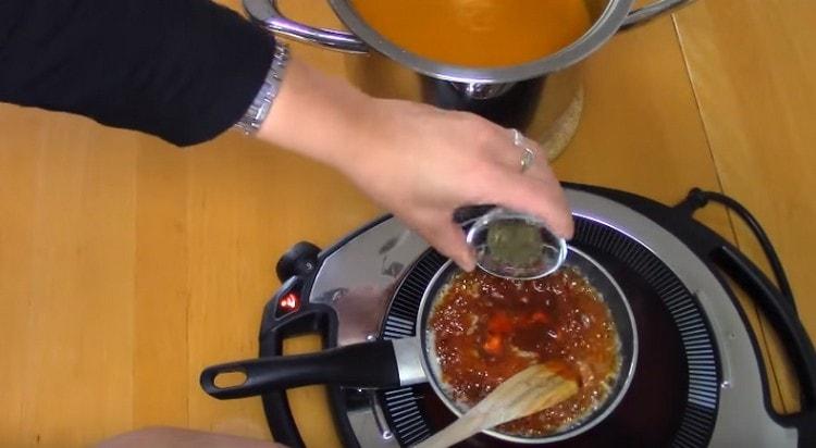 préparez la sauce pour servir la soupe.