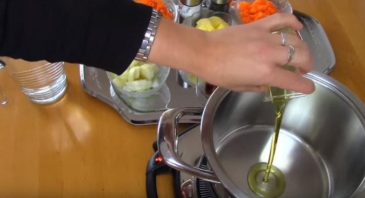 Pour olive oil into a saucepan with a thick bottom.