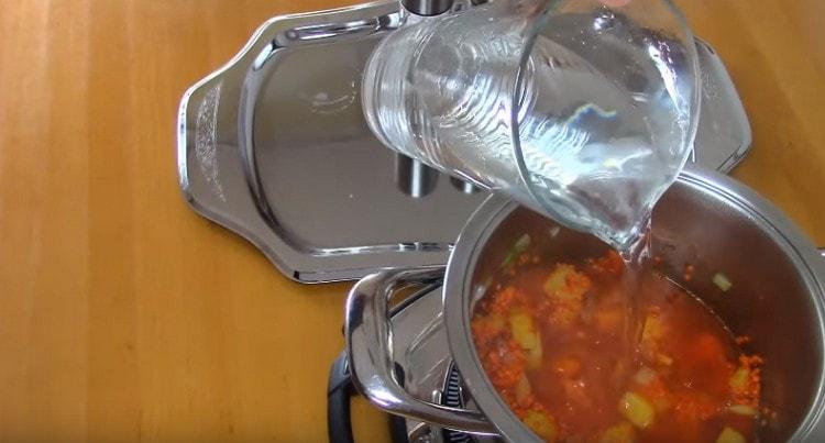 Ajouter de l'eau pour couvrir complètement les ingrédients dans la casserole.