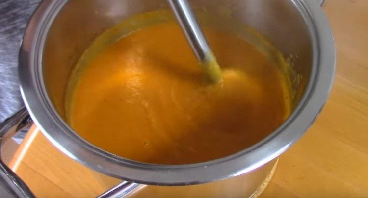 Broyer la soupe finie avec un mélangeur à main.