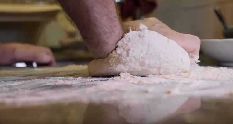 After adding water to the flour with the egg, knead the dough.
