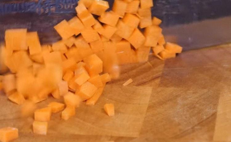 Couper les carottes en dés.
