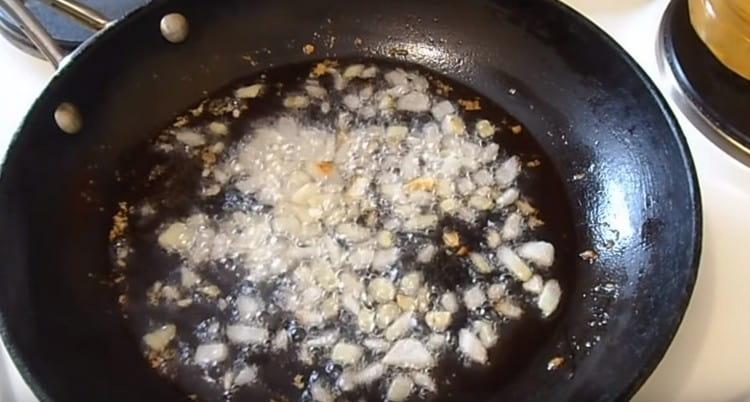 Freír las cebollas picadas en una sartén.