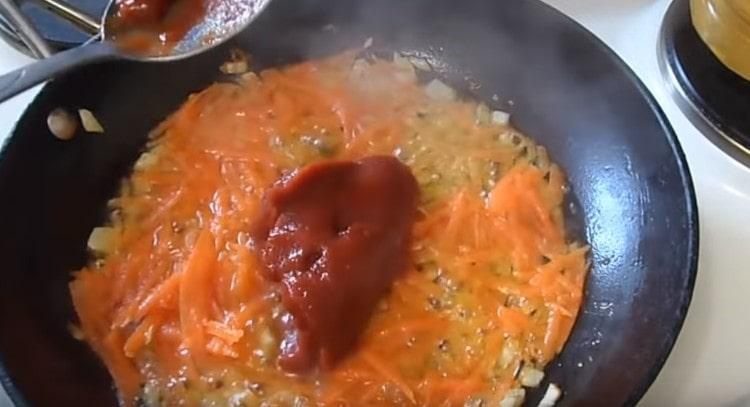 Agregue la pasta de tomate al asado.