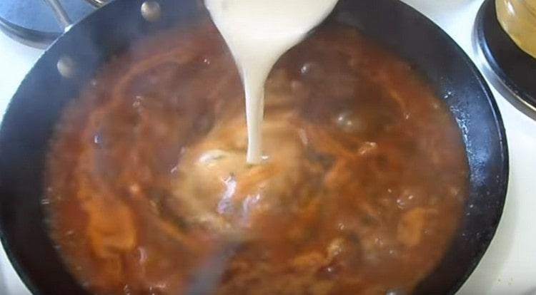 Next, we add the flour diluted in water into the gravy.
