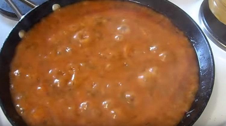 Faire bouillir la sauce épaissie quelques minutes de plus et l'éteindre.