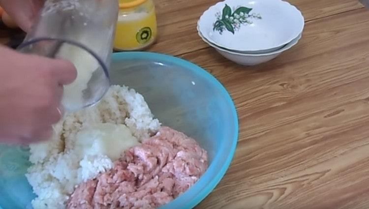 We add rice to the minced meat, as well as chopped onions with garlic.