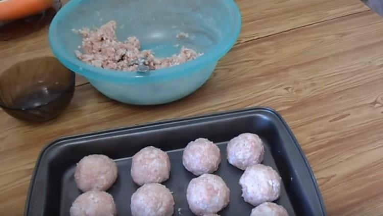Next, we form round meatballs and put them in a baking sheet with high sides.