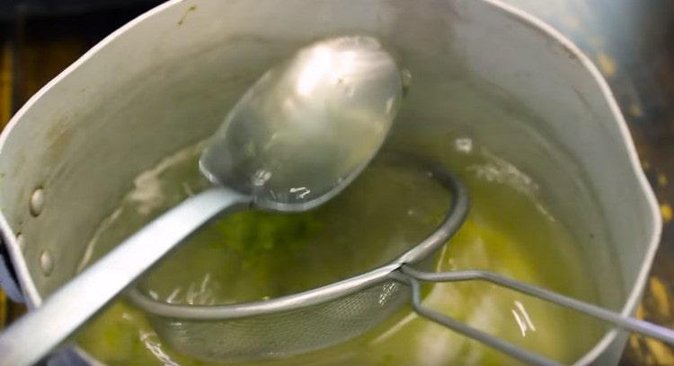 También agregamos 2 cucharadas de agua, en las que se cocina el brócoli.