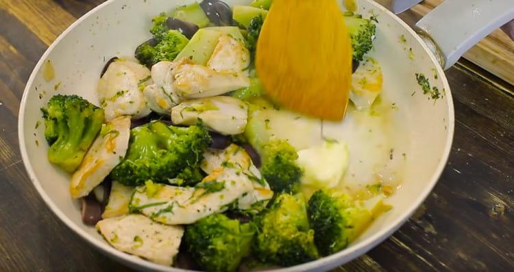 Such chicken with broccoli is very tasty and fragrant.