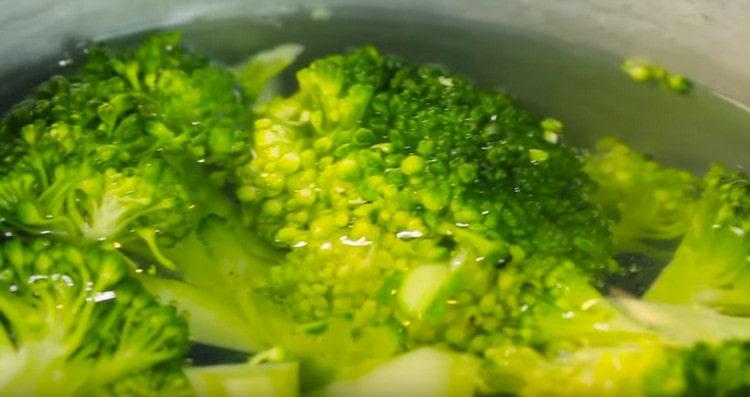 pon el brócoli en agua hirviendo y cocina.