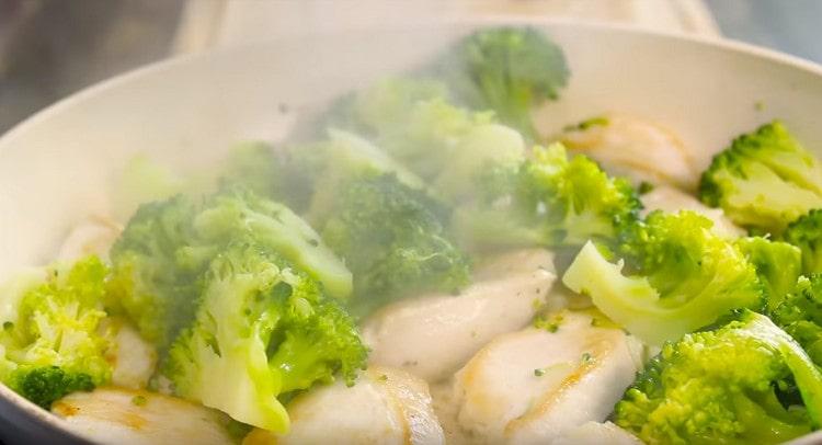 We take broccoli from the pan and transfer it to the pan to the chicken.