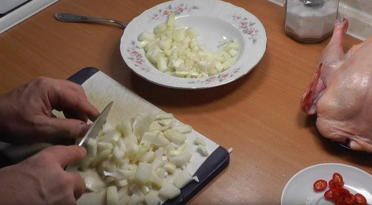 Picar la cebolla.