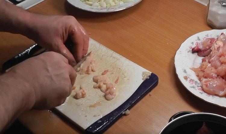 Picar la grasa de pollo en trozos pequeños.