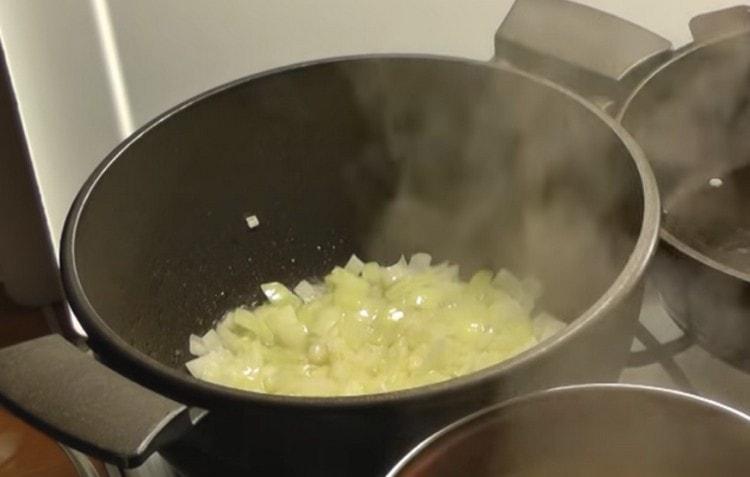 Fry the onion in vegetable oil in a cauldron until soft.