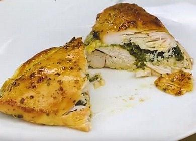 Apetitoso pollo con espinacas: cocine según una receta paso a paso con una foto.