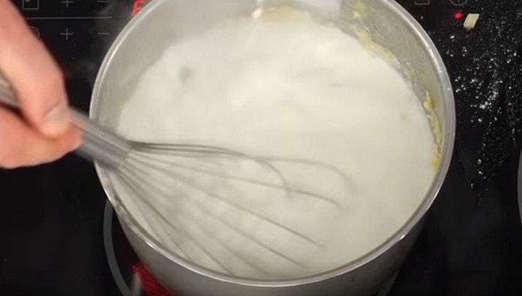 Agregue leche a la harina y la mantequilla.
