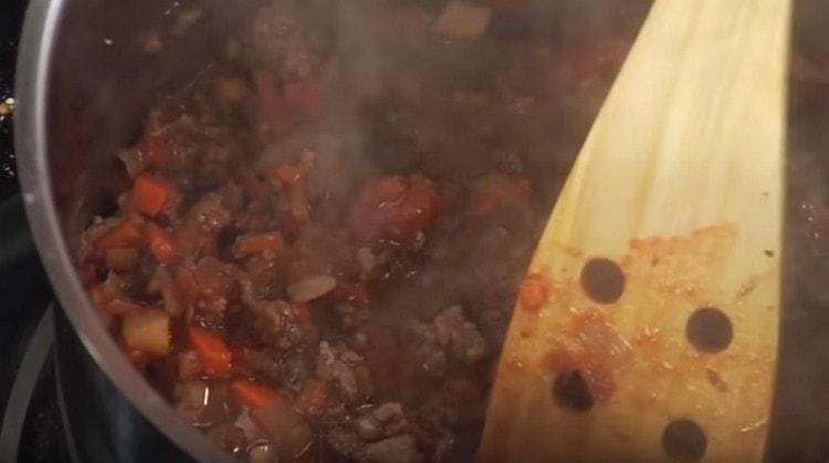 We also add water and leave the bolognese sauce to stew.