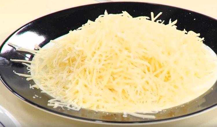 Moler el queso parmesano.
