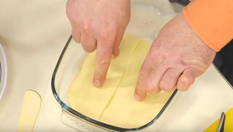 Læg lagene med lasagne oven på saucen.