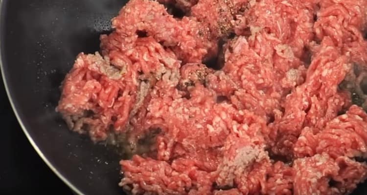 Étalez la viande hachée dans une poêle, faites-la frire.