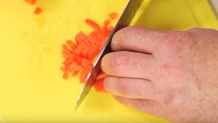 Skær gulerødderne i små terninger.