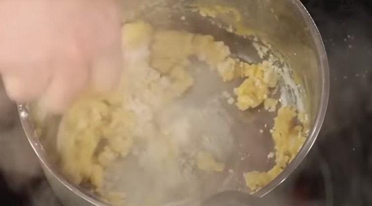 Ajoutez la farine au beurre et préparez-la.
