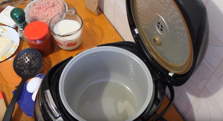 Pour vegetable oil into the multicooker bowl.