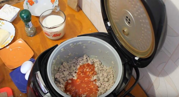 A continuación, agregue la pasta de tomate diluida en agua.