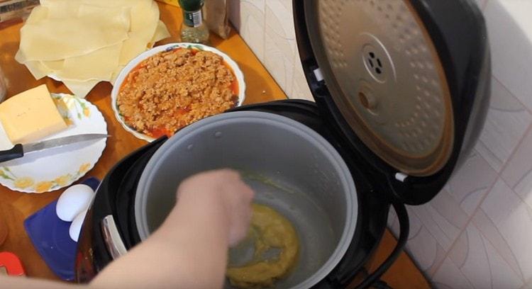 Add flour to the oil, mix.