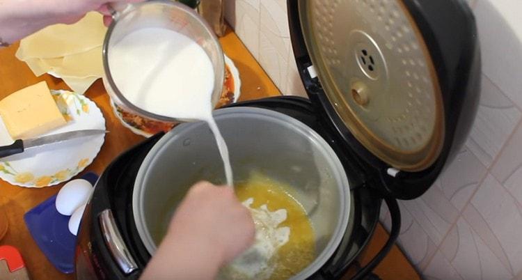 Introducimos leche y mezclamos, rompiendo los grumos.