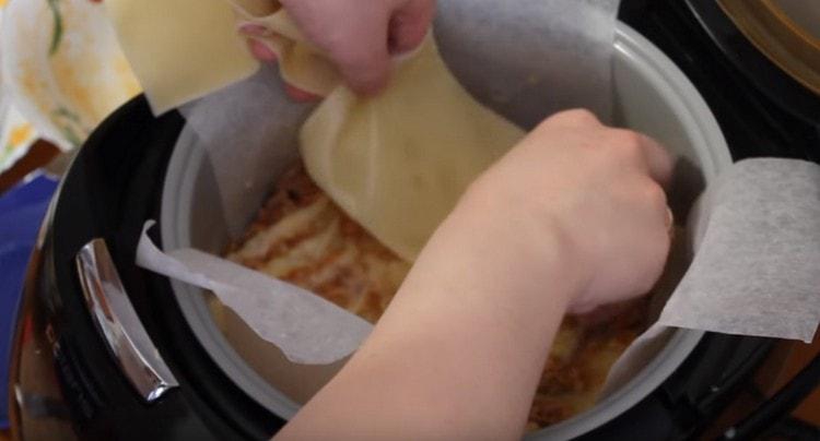 Nous alternons les couches du plat, en collectant de hautes lasagnes multicouches.