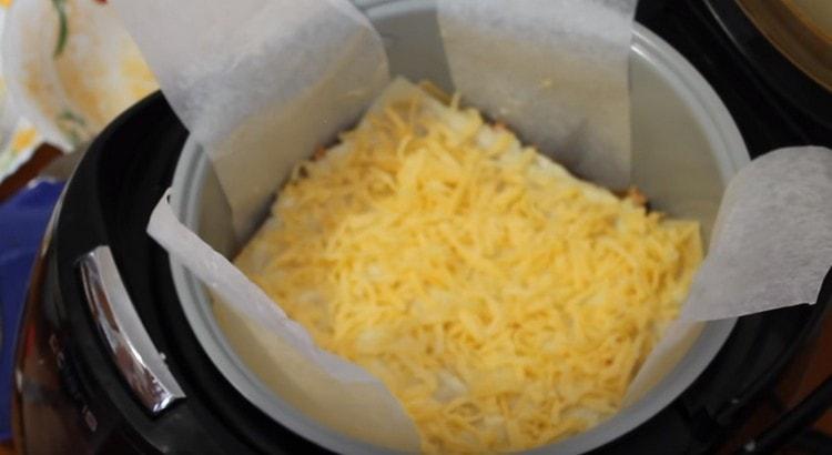 Sprinkle the collected dish with cheese.