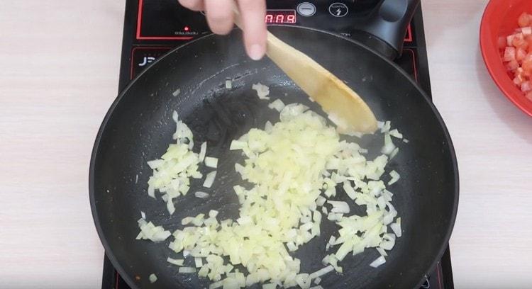 freír las cebollas en una sartén hasta que estén transparentes.