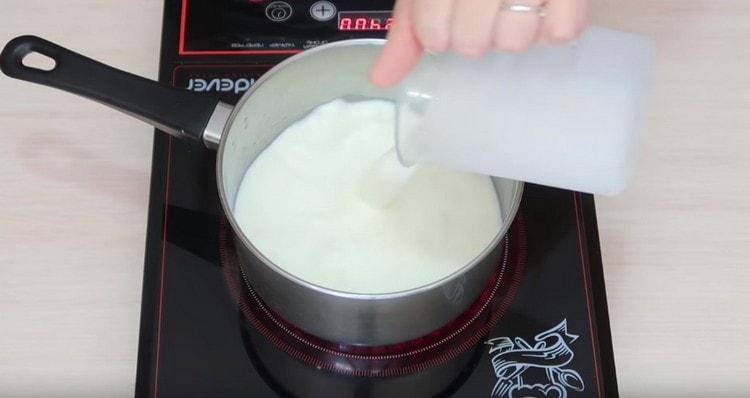 We zetten in een pan om de melk op het fornuis te verwarmen.