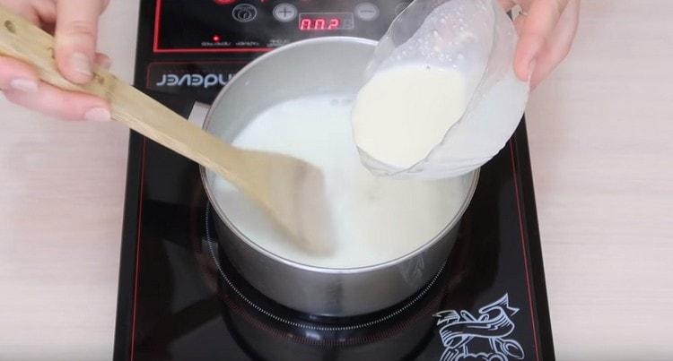 We introduceren het bloemmengsel in melk wanneer het begint te koken.