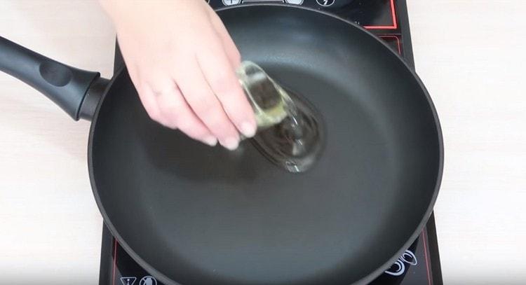We heat the pan, pour the vegetable oil.