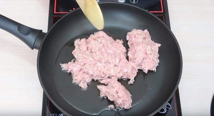 Spread the minced meat on the pan.