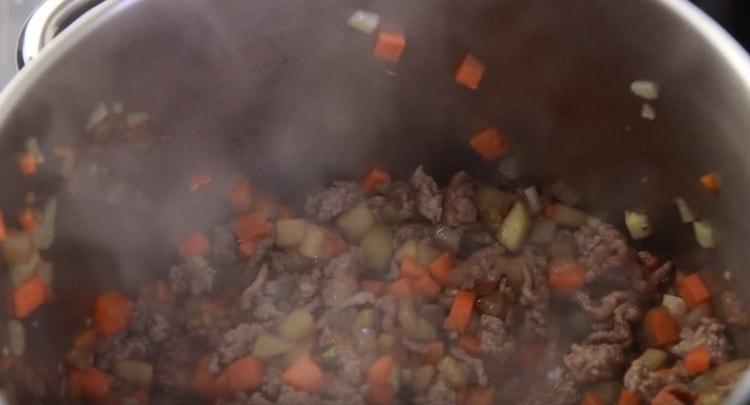 Ensuite, ajoutez la viande hachée à la casserole.