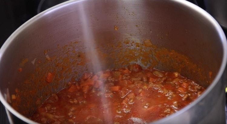 En fin de cuisson, poivrer et saler la sauce bolognaise au goût.