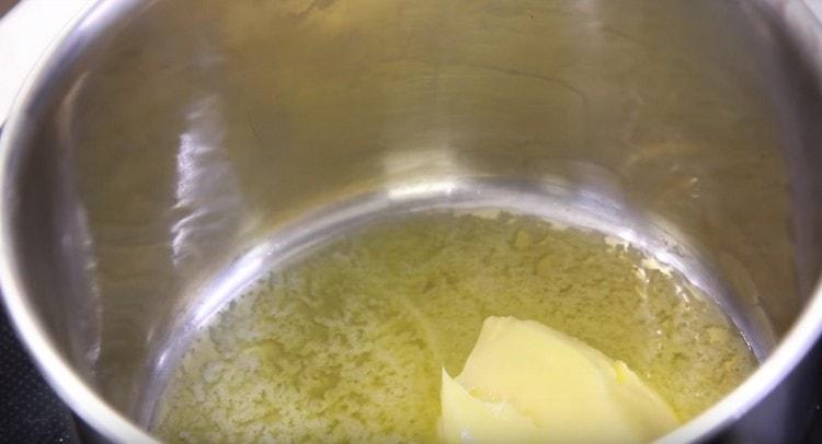 Dans une marmite noyer le beurre.