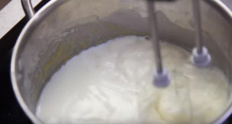 Ajouter le lait et mélanger la sauce avec un fouet ou un mixeur.