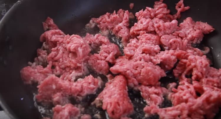 First, put the minced meat in the pan.