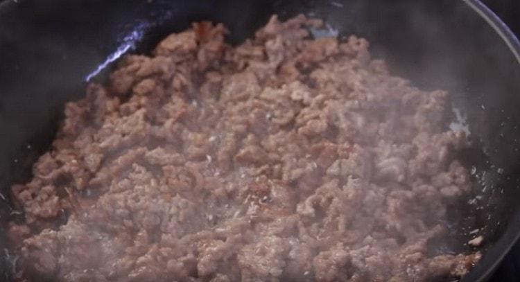 Fry the minced meat.