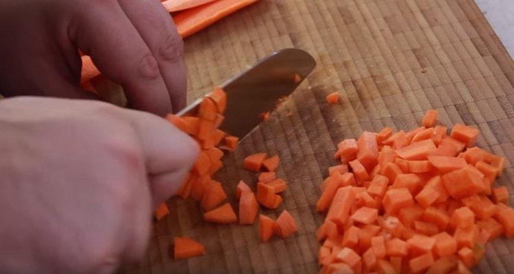Corta la zanahoria en un cubo pequeño.
