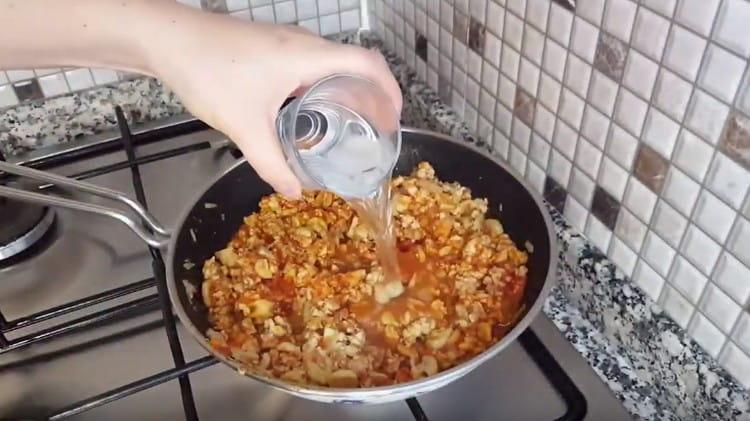 Ajoutez maintenant la pâte de tomates, la purée de tomates et l’eau.