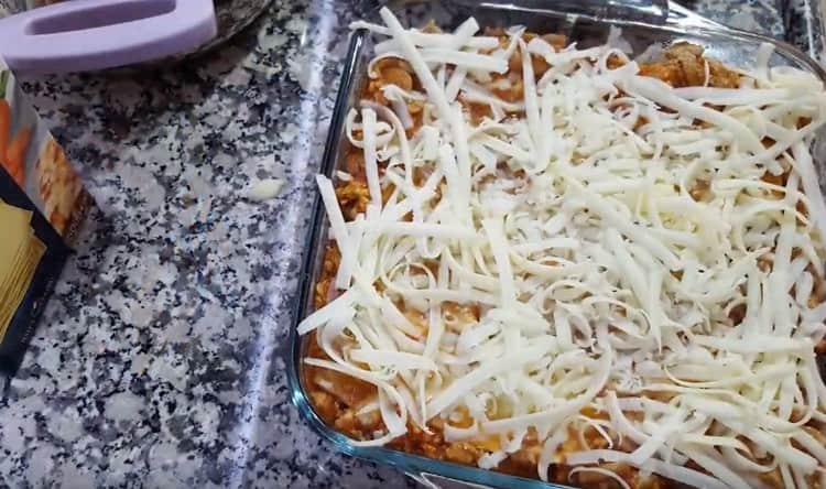 Sprinkle the collected dish with grated cheese.