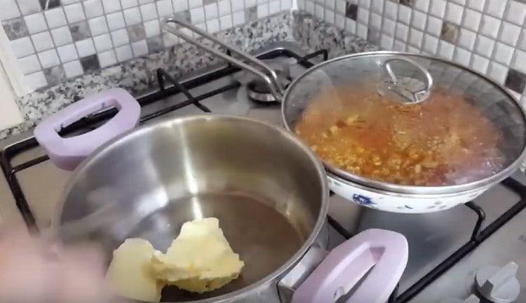 Noyer séparément le beurre dans une casserole.