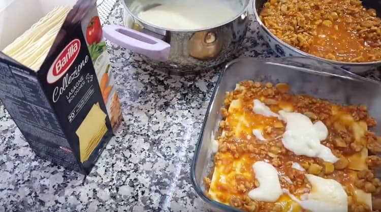 Ensuite, étalez les feuilles de lasagne et recouvrez de nouveau de sauces.